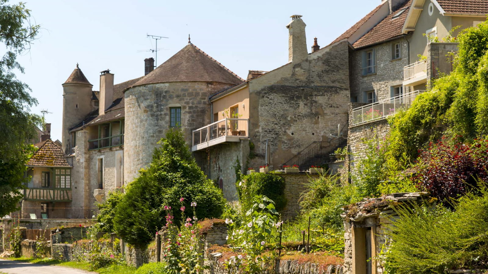 Le village mÃ©diÃ©val de Noyers-sur-Serein en Bourgogne